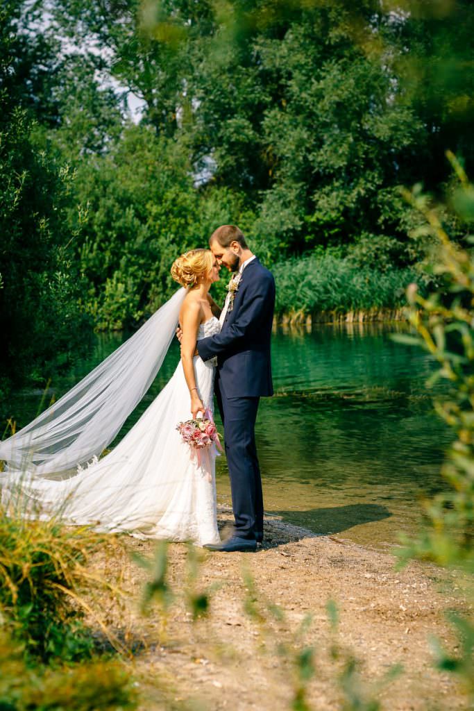 Hochzeit Seepavillon Köln: Paarfotos am Wasser