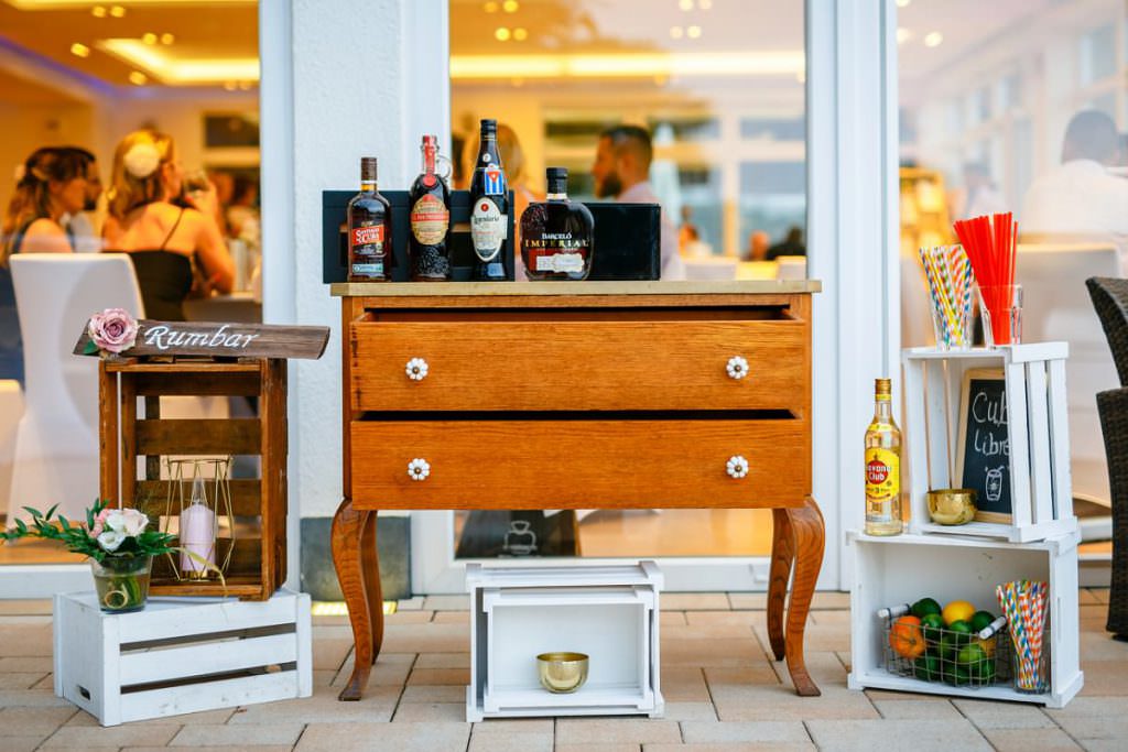 Vintage-Stil Cocktail Bar bei einer Strandhochzeit im Seepavillon Köln