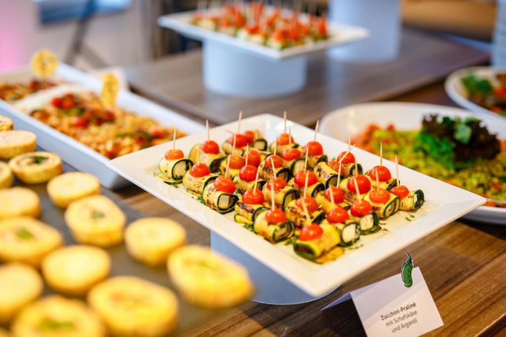 Hochzeit Seepavillon Köln: Fingerfood von Kaiserschote Feinkost Catering