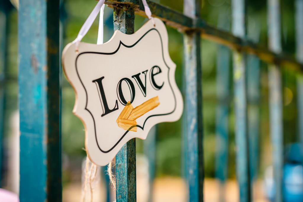 Hochzeit Seepavillon Köln: Deko mit Love Hochzeitsschild