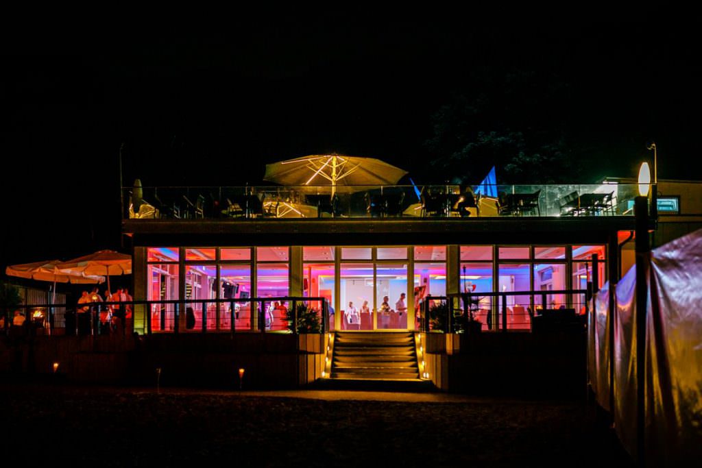 Hochzeit Seepavillon Köln: Die Location bei Nacht