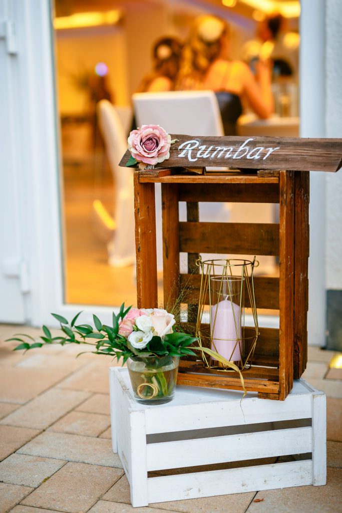 Hochzeitsidee: DIY Rum Bar im Vintage-Stil bei einer Hochzeit im Seepavillon Köln