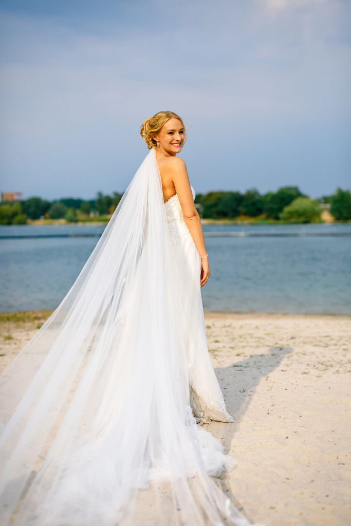 Hochzeit Seepavillon Köln: Hochzeitsfoto von der Braut am Strand