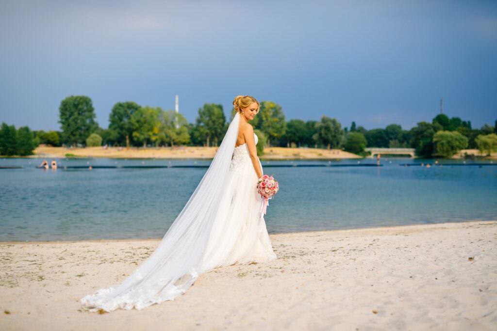 Hochzeit Seepavillon Köln: Brautfoto am Strand