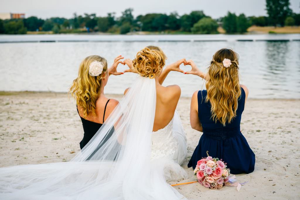 Hochzeitsfoto am Strand mit Braut und Brautjungfern