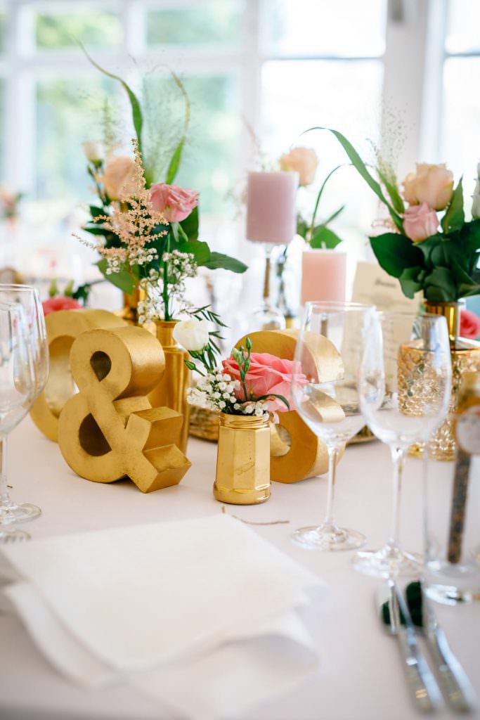 Hochzeit Seepavillon Köln mit Tischdeko in Gold und Pastell