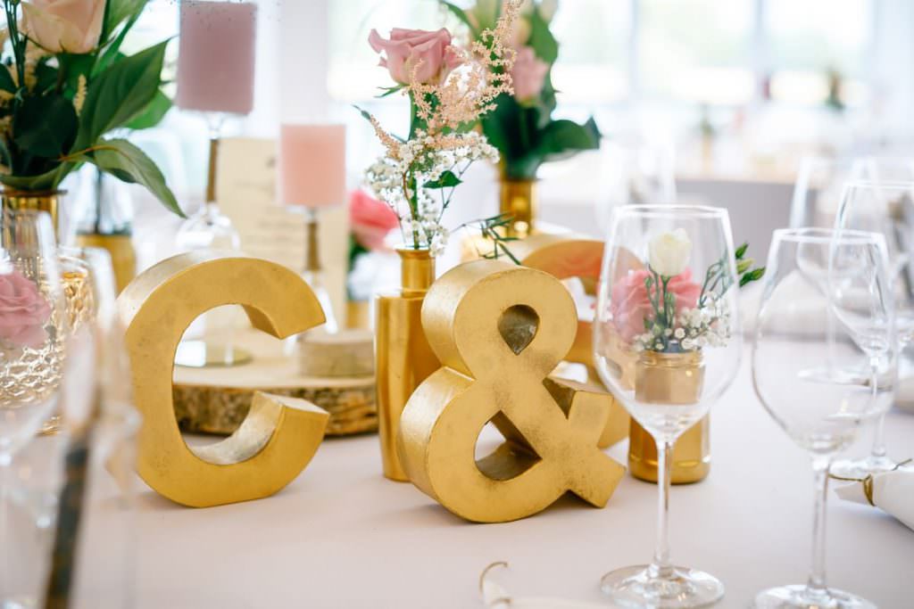 Hochzeit Seepavillon Köln: Tischdeko mit goldenen Holzbuchstaben