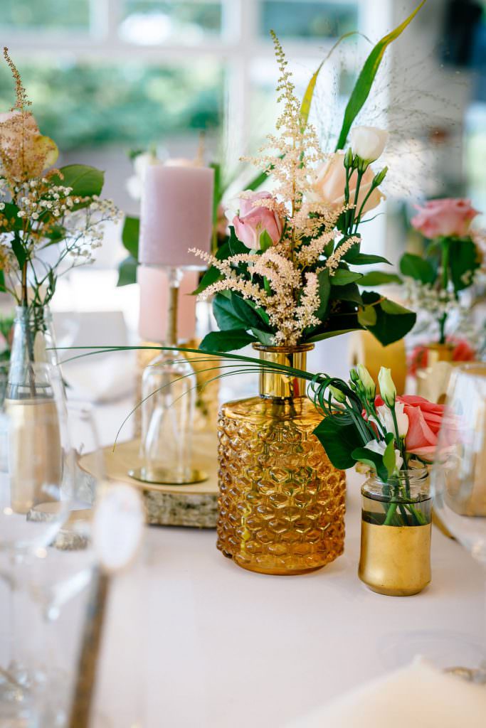Hochzeit Seepavillon Köln: Tischdeko mit goldenen Vasen