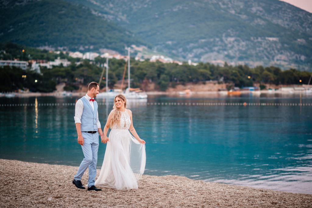 Destiantion Wedding Kroatien: Brautpaar am Meer