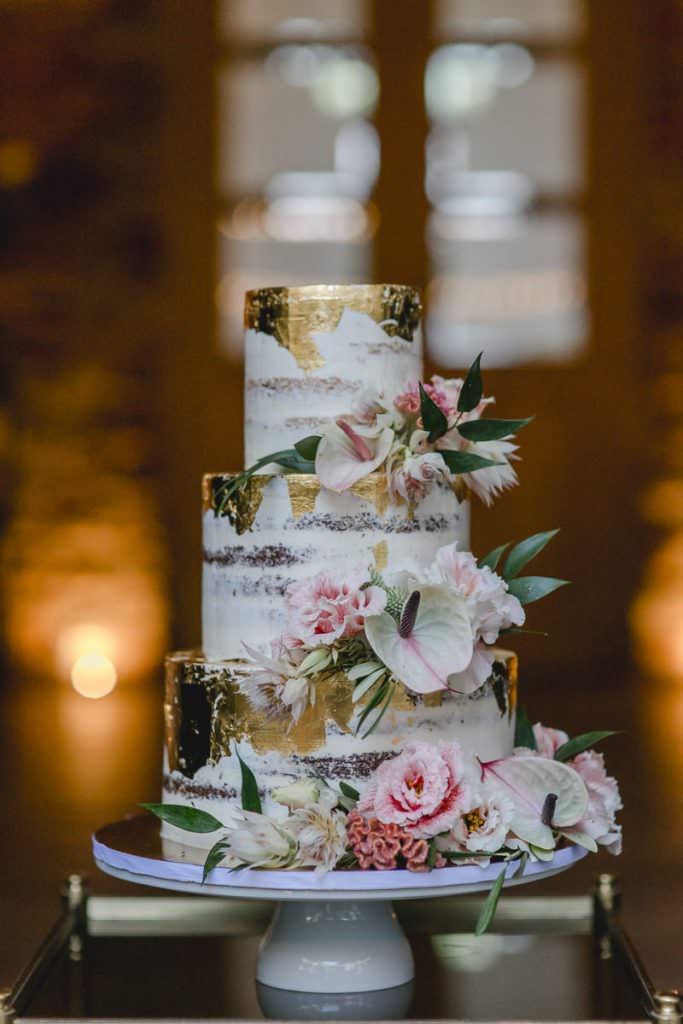 3-stöckige Hochzeitstorte im Undone-Look mit Blattgold und zauberhafter Blumendeko