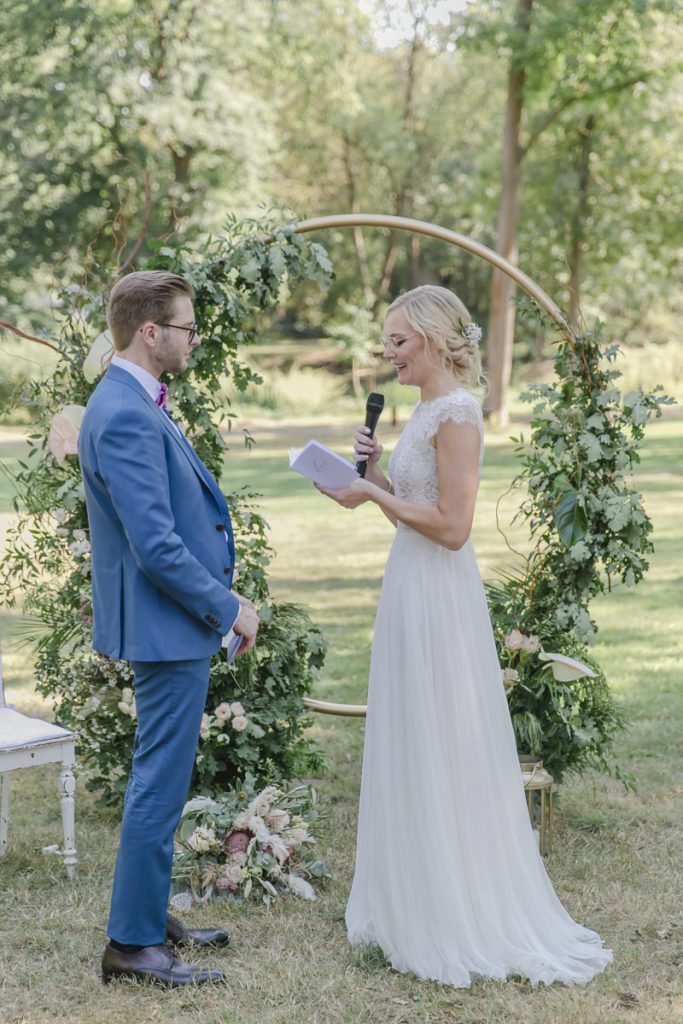 Corona-Hochzeit im Rittergut Orr: Das Brautpaar bei der Freien Trauung draußen