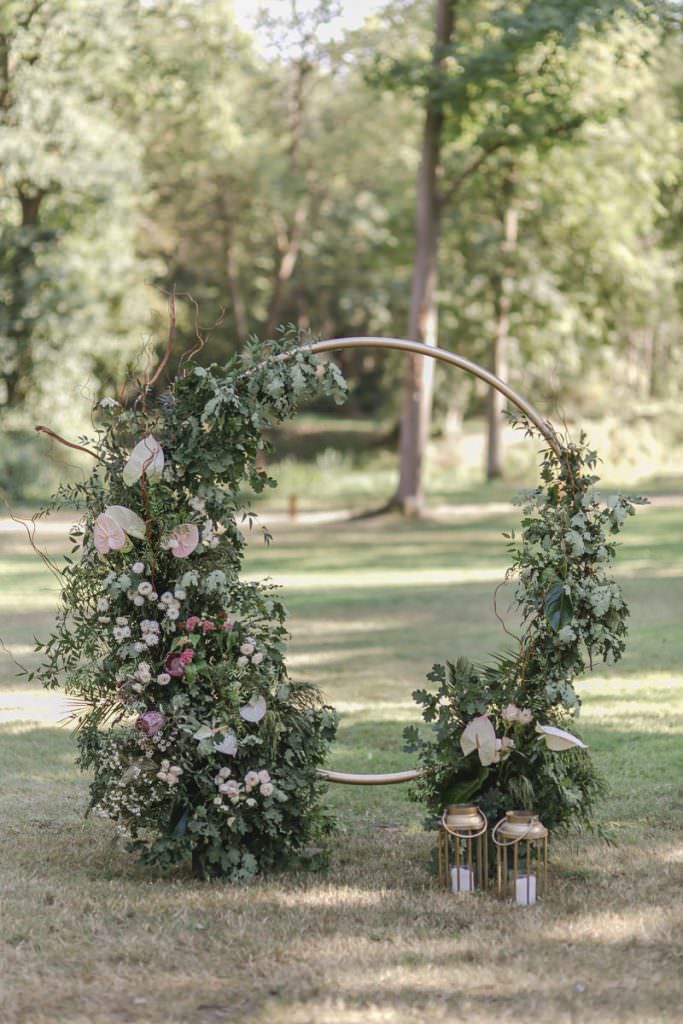 Corona-Hochzeit Rittergut Orr: Runder Traubogen mit viel Greenery, Flamingoblumen und Protea