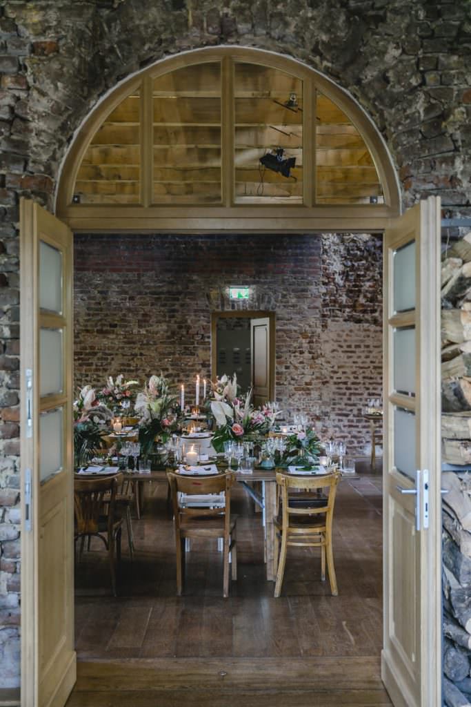 Tischdeko mit moderner Blumen-Greenery Deko bei einer Corona-Hochzeit im Rittergut Orr