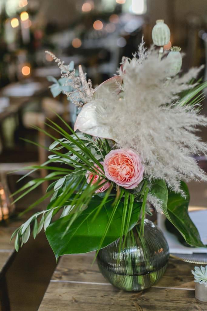 Rosafarbene Pfingstrosen mit Pampasgras und viel Greenery als Hochzeitsblumen