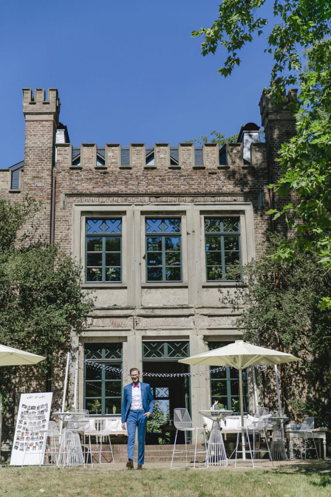 Fensterfront der historischen Hochzeitslocation Rittergut Orr bei Köln