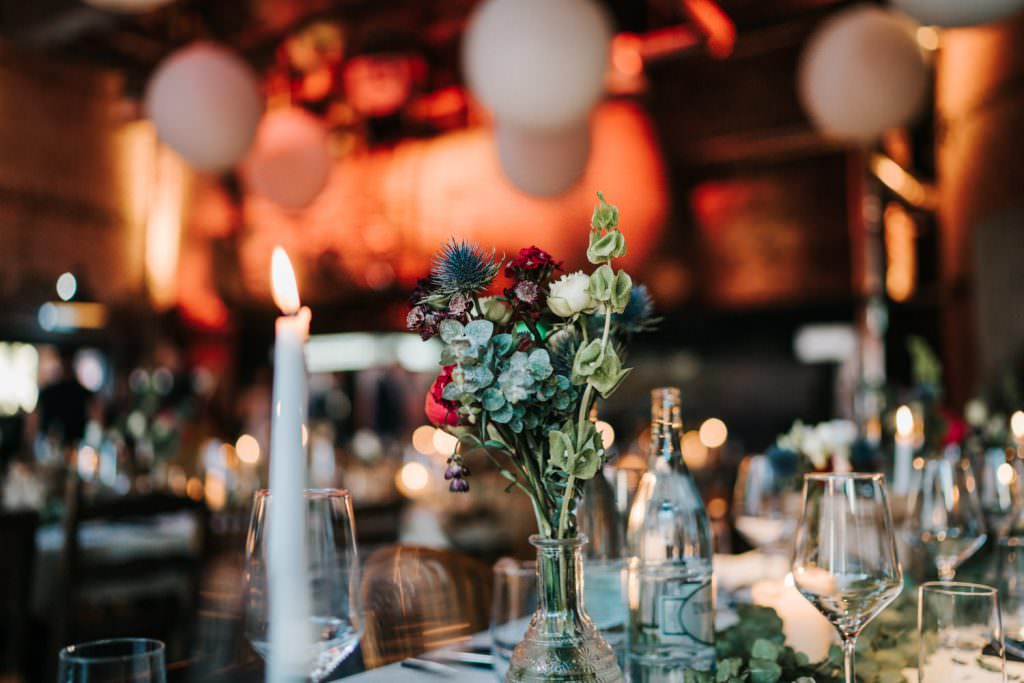 Moderne Hochzeitstischdeko mit Eukalyptus, Disteln und Rosen in der Seifenfabrik Düsseldorf