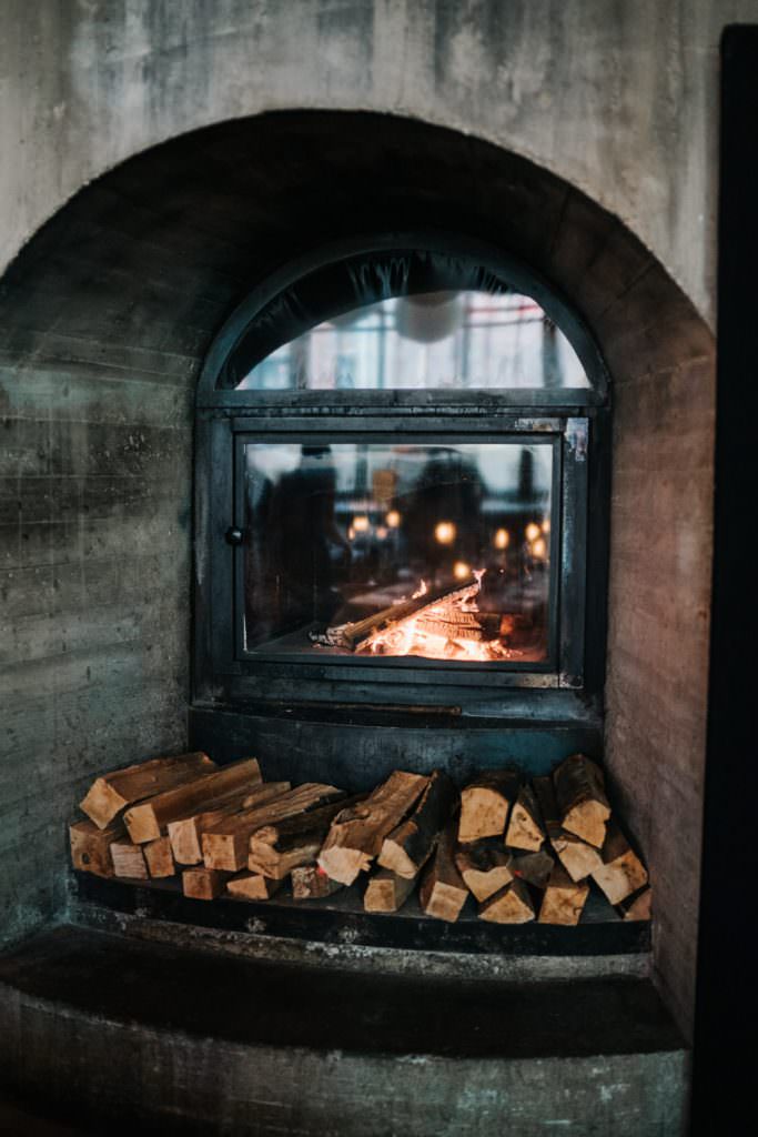 Hochzeitslocation Seifenfabrik Dr. Thompson’s in Düsseldorf mit gemütlichem Kamin