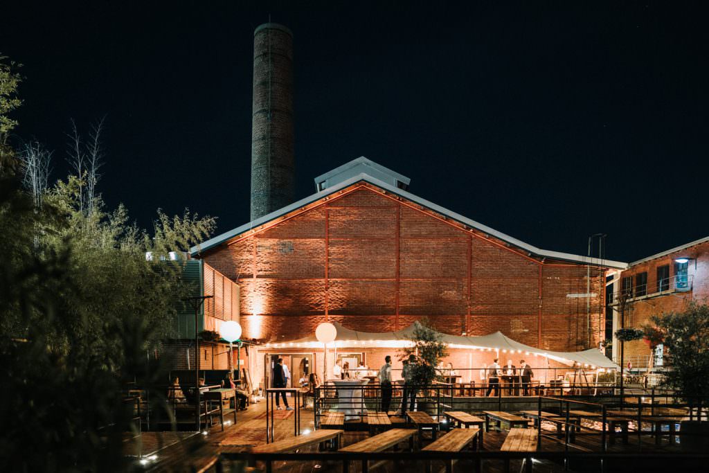 Außenansicht der beleuchteten Hochzeitslocation Seifenfabrik Dr. Thompson’s in Düsseldorf bei Nacht