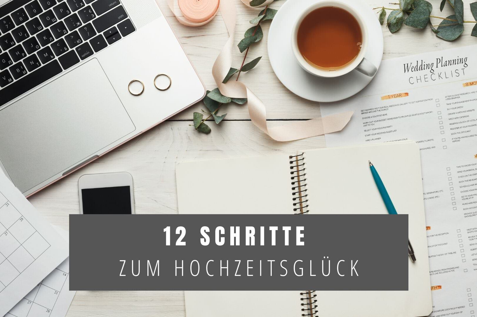 Bild von einem aufgeschlagenen Block, Laptop, Kaffeetasse und Wedding Planning Checkliste, sowie der Aufschrift 12 Schritte zum Hochzeitsglück