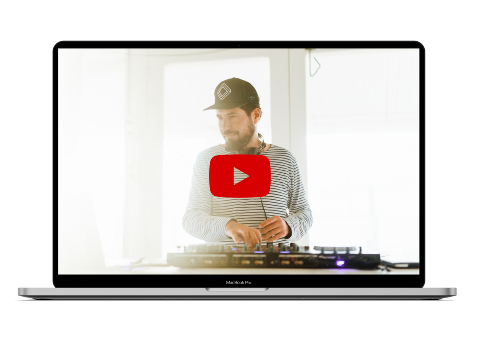 Laptop mit einem Foto von DJ Markus Rosenbaum beim Auflegen, darüber liegt ein roter Play Button