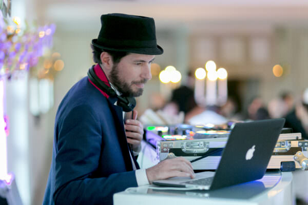 DJ Markus Rosenbaum wählt am Laptop Musikstücke aus