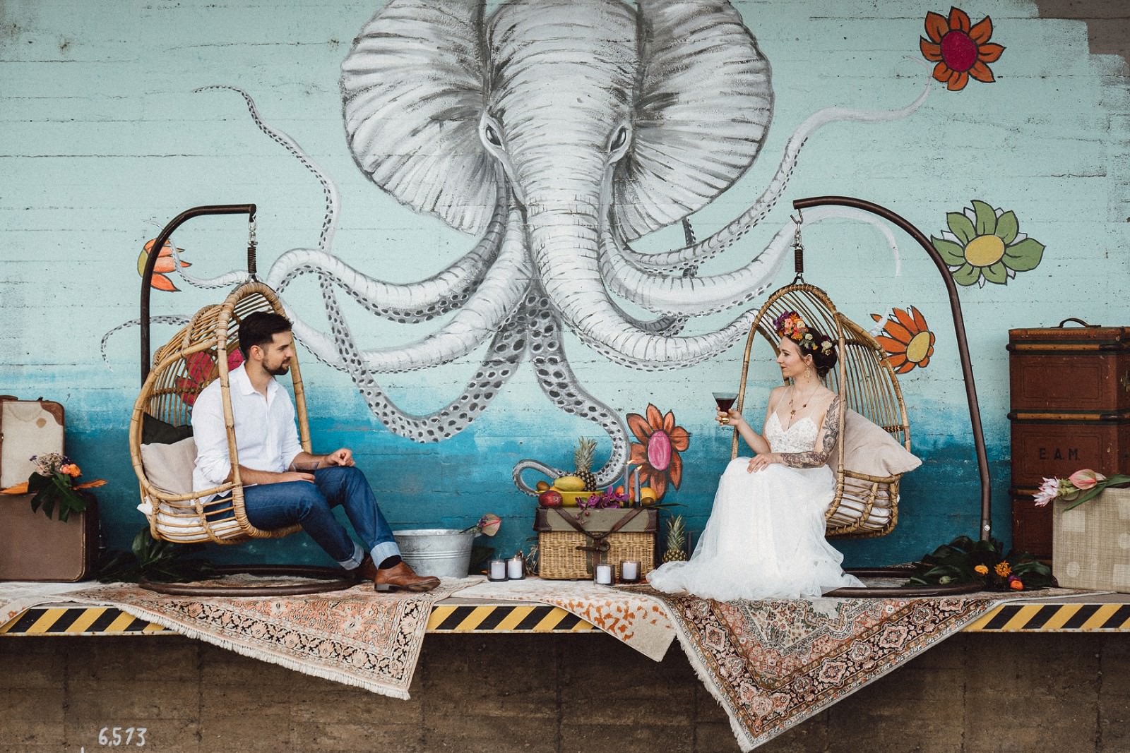 kreatives Hochzeitsfoto vor einer Wand mit exotischem Elefanten Grafitti