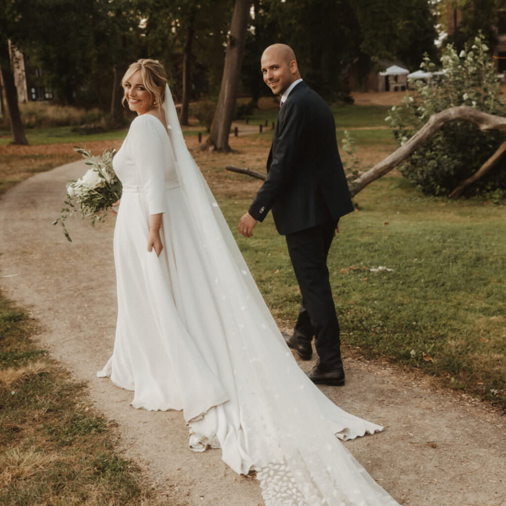 Paarfoto von einem Hochzeitspaar auf einem Waldweg