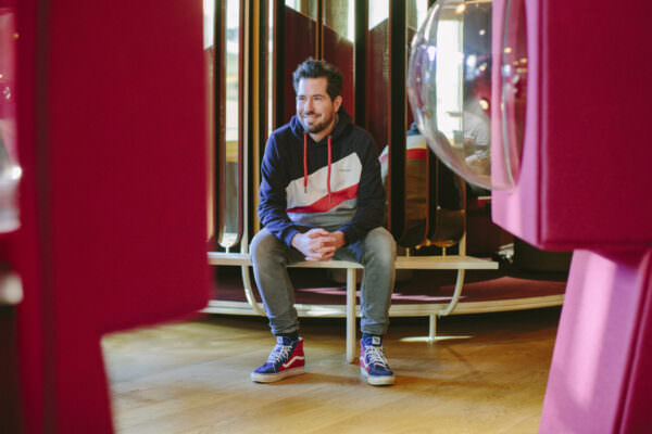 modernes Portraitfoto von Event DJ Markus Rosenbaum in stylischer Kulisse