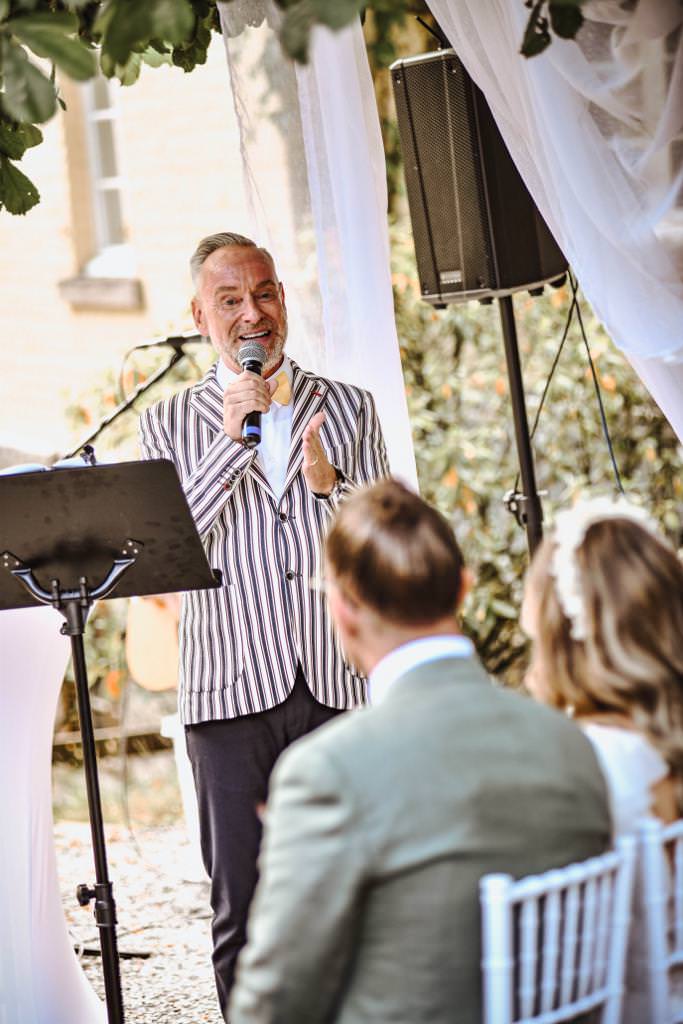 Trauredner Heinz Jülich redet zu einem Brautpaar während einer Freien Trauung