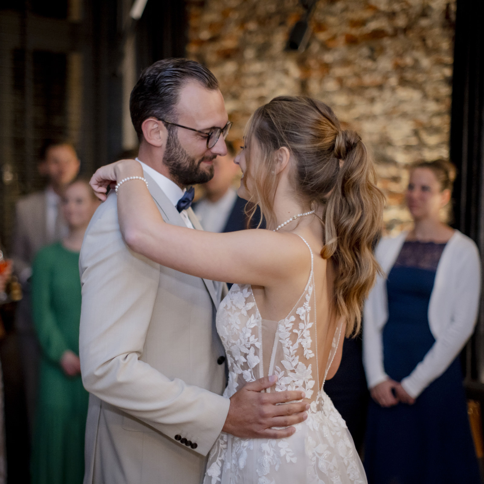 verliebtes Brautpaar beim Hochzeitstanz zur Musik von Hochzeits-DJ Markus Rosenbaum