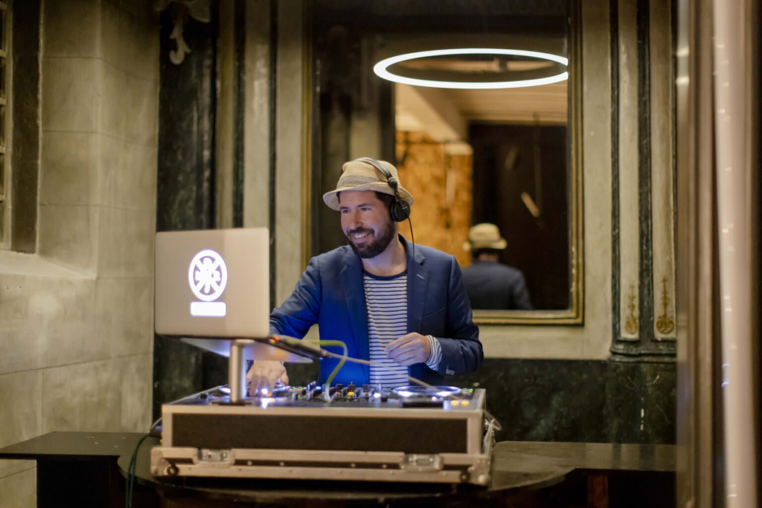 DJ Markus Rosenbaum steht an seinen Turntables