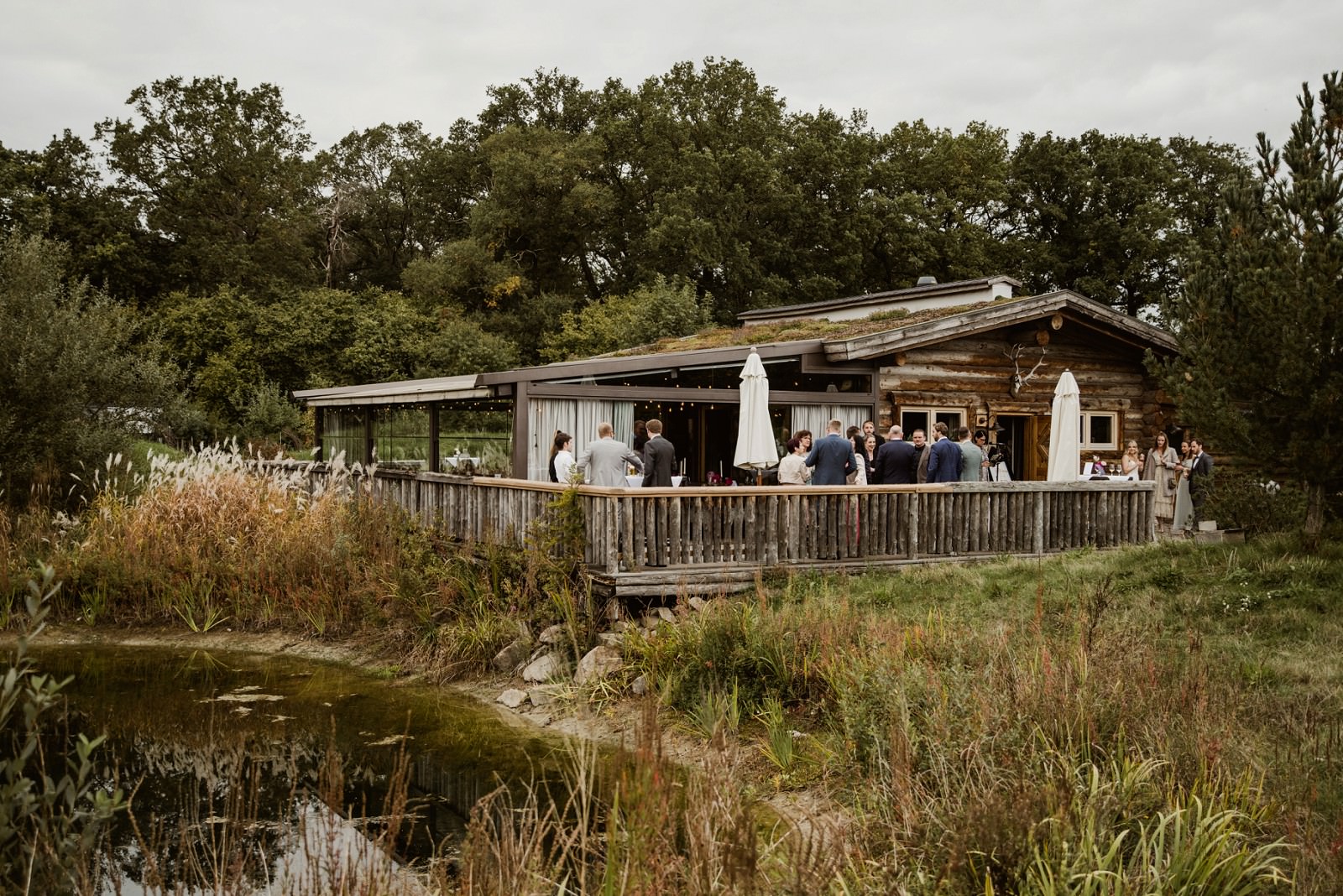 Aussenansicht von der Ernst-August-Hütte der Hochzeitslocation Landhotel Voshövel mit Gästen