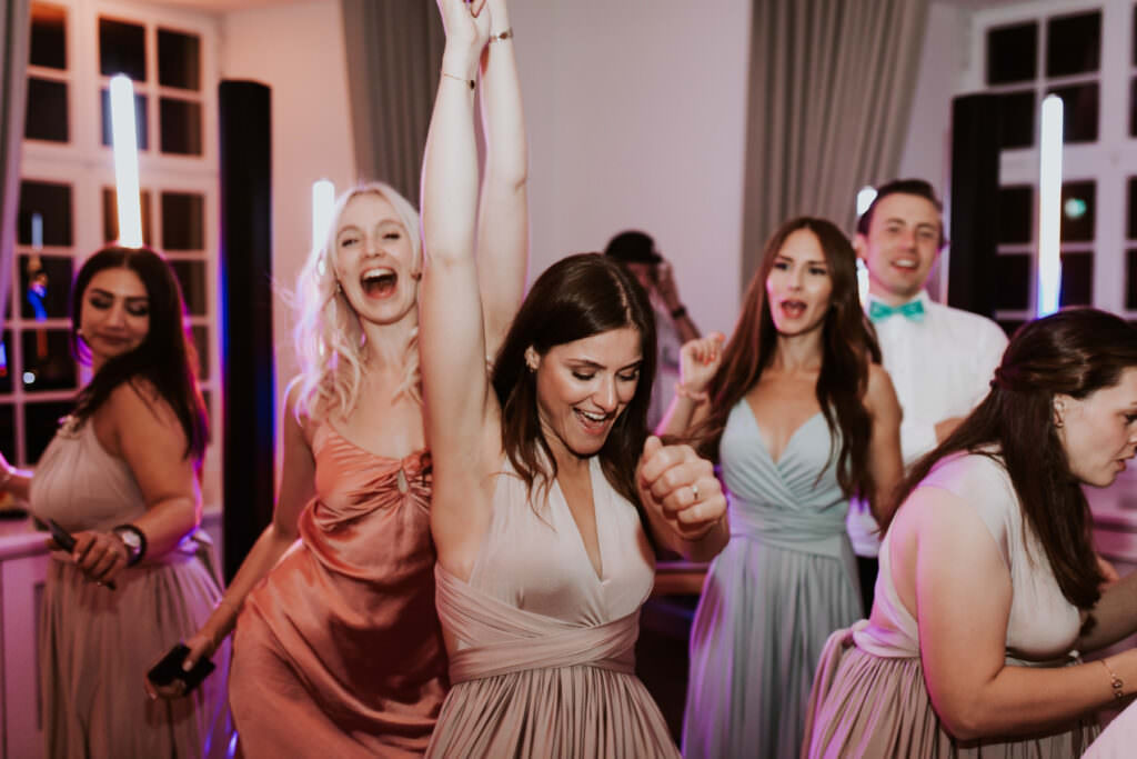 Brautjungfern tanzen ausgelassen zu der Musik von Hochzeits-DJ Markus Rosenbaum