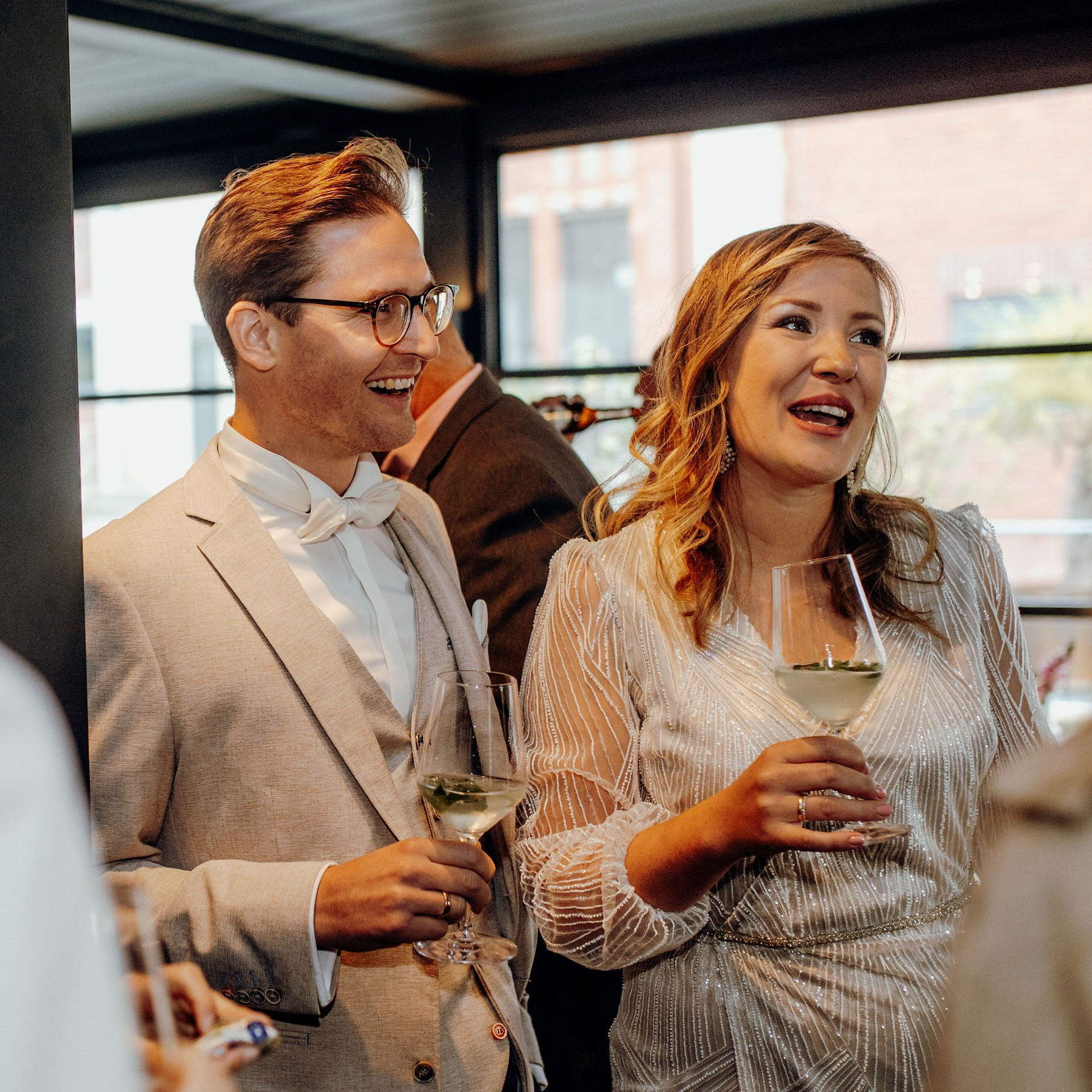 Brautpaar einer Hochzeit in Düsseldorf beim Sektempfang