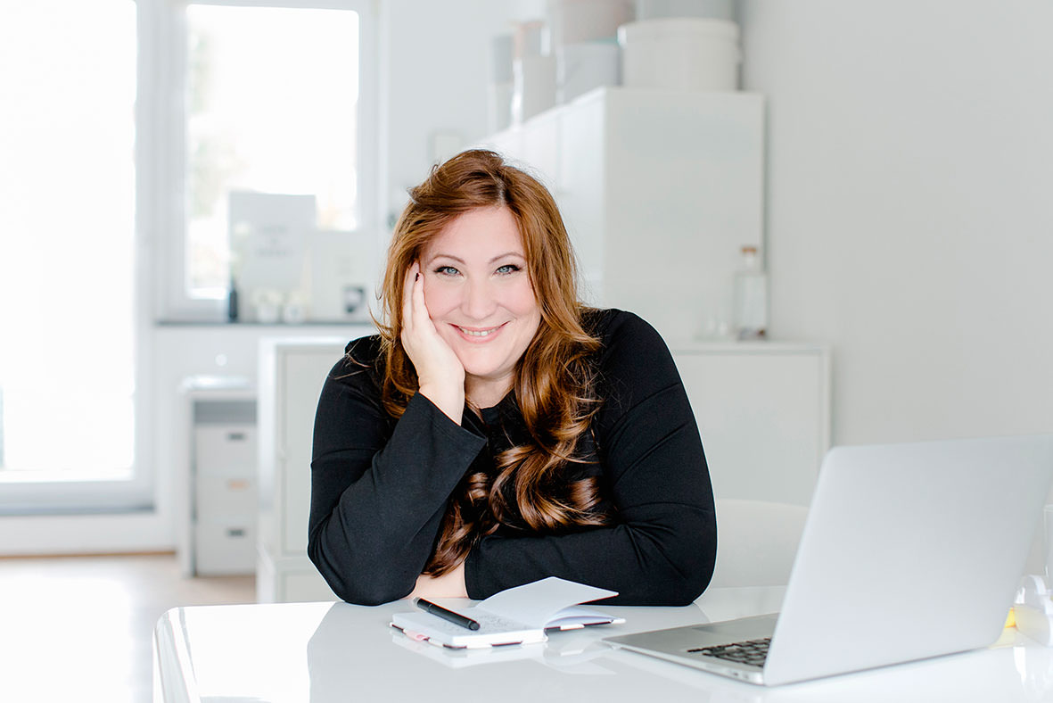 Portrait von Hochzeitsplanerin Katrin Glaser in ihrem Büro