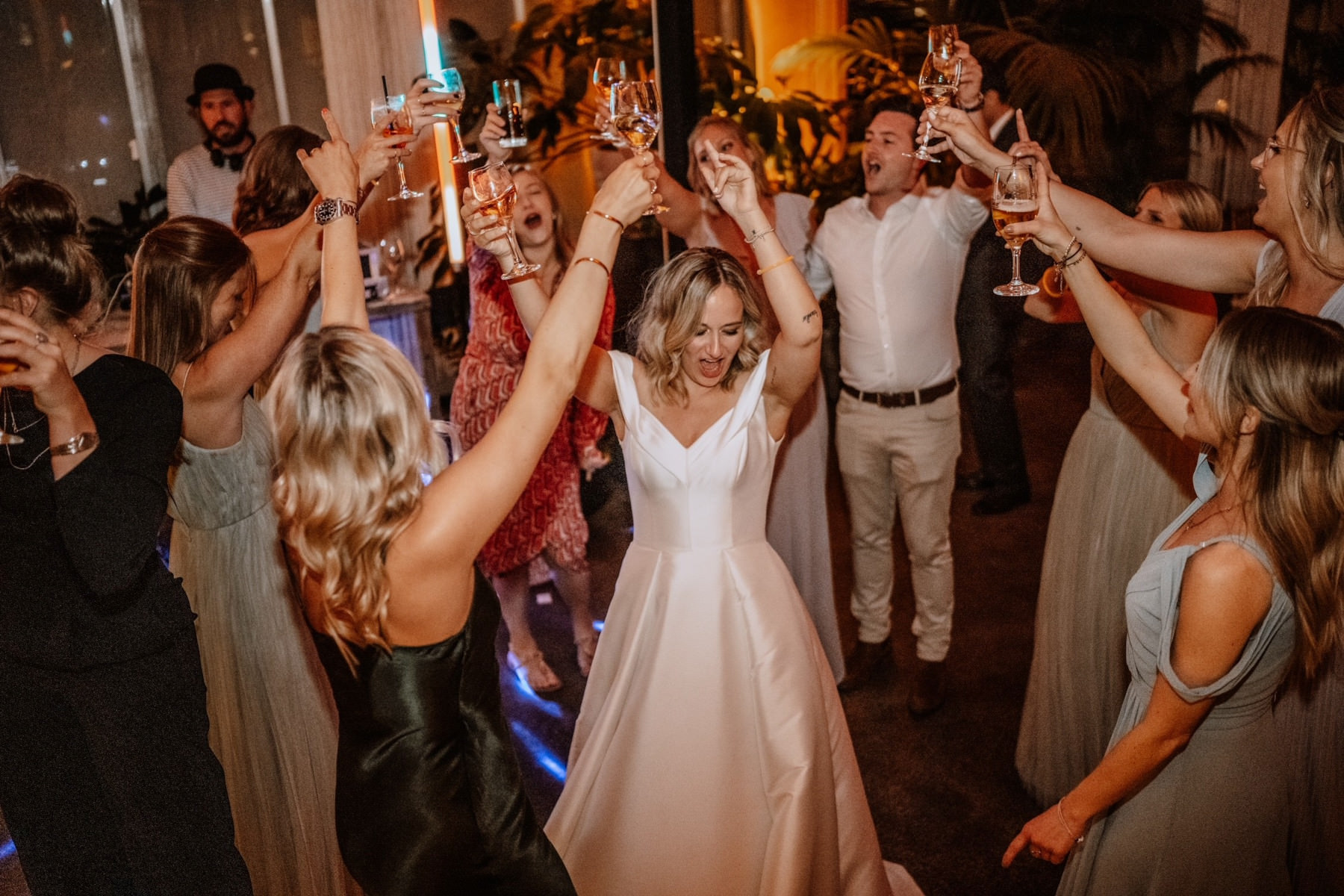 Braut und Hochzeitsgäste tanzen auf der Hochzeitsparty zu der Musik von DJ Markus Rosenbaum