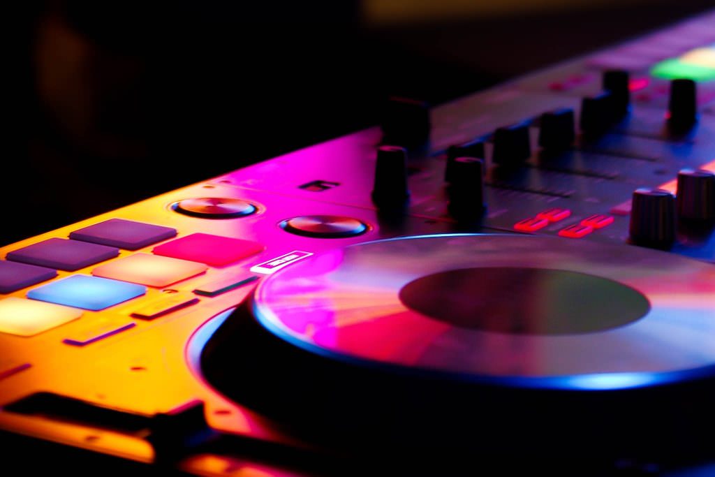 DJ Mischpult mit leuchtenden bunten Knöpfen und Reglern
